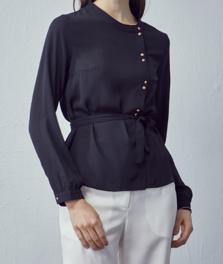 Blouse noire à boutonnière asymétrique