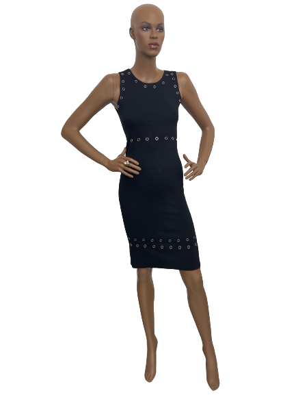 Robe noire à œillets