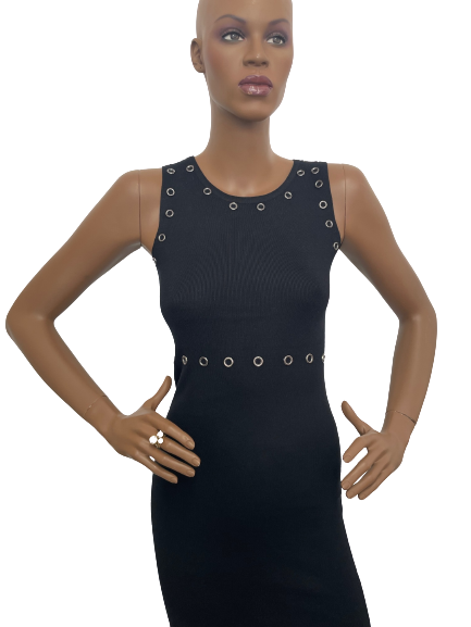 Robe noire à œillets