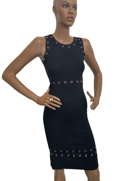 Robe noire à œillets