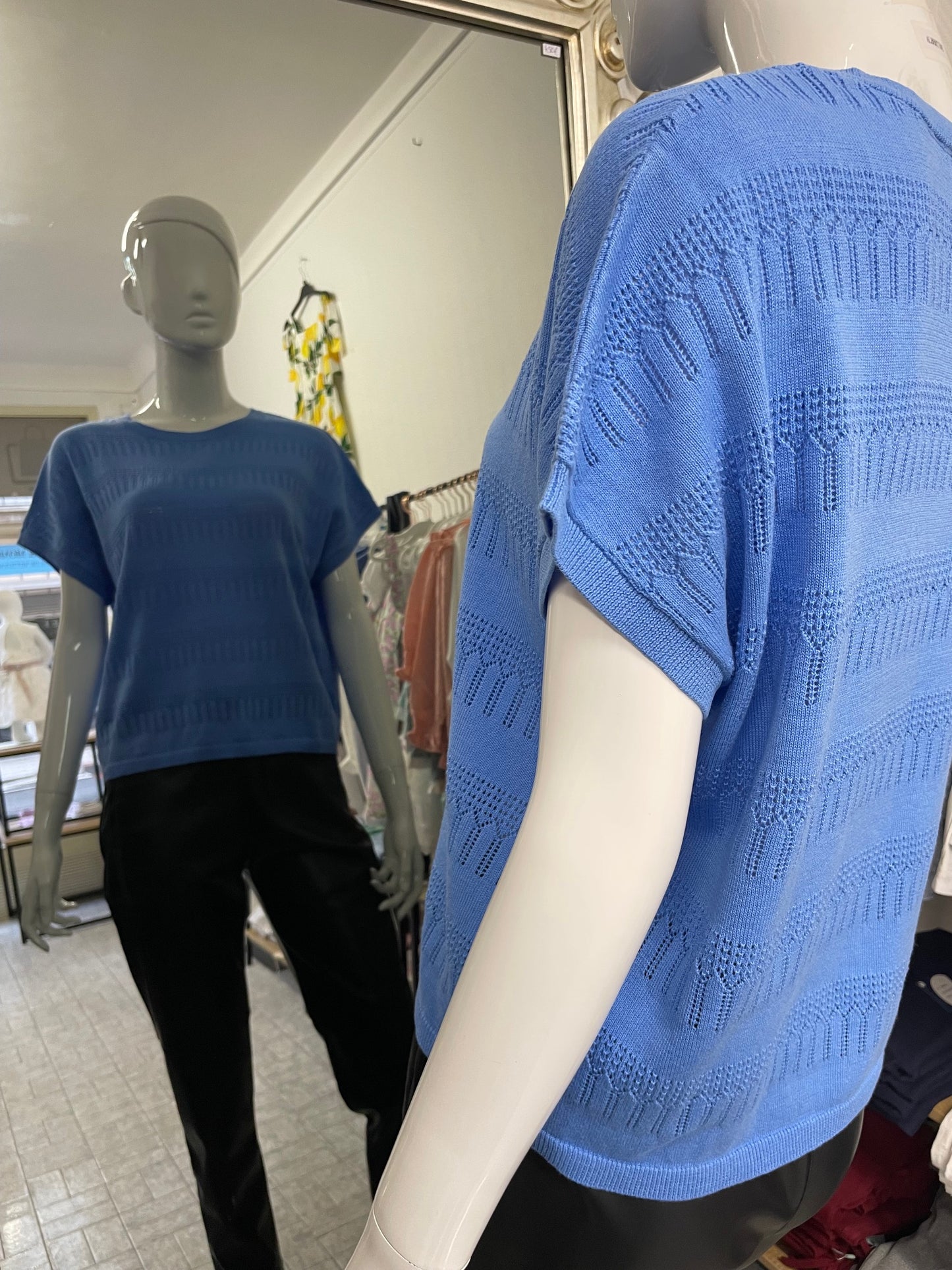 Top bleu ajouré