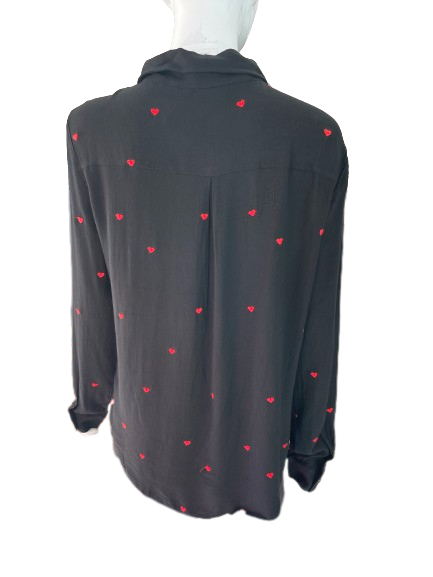Chemise noire à cœurs rouges brodés
