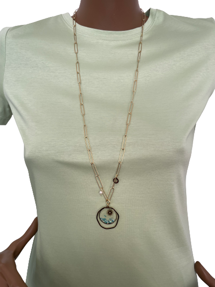 Collier sautoir avec pendant en verre et éclats de nacre teintée