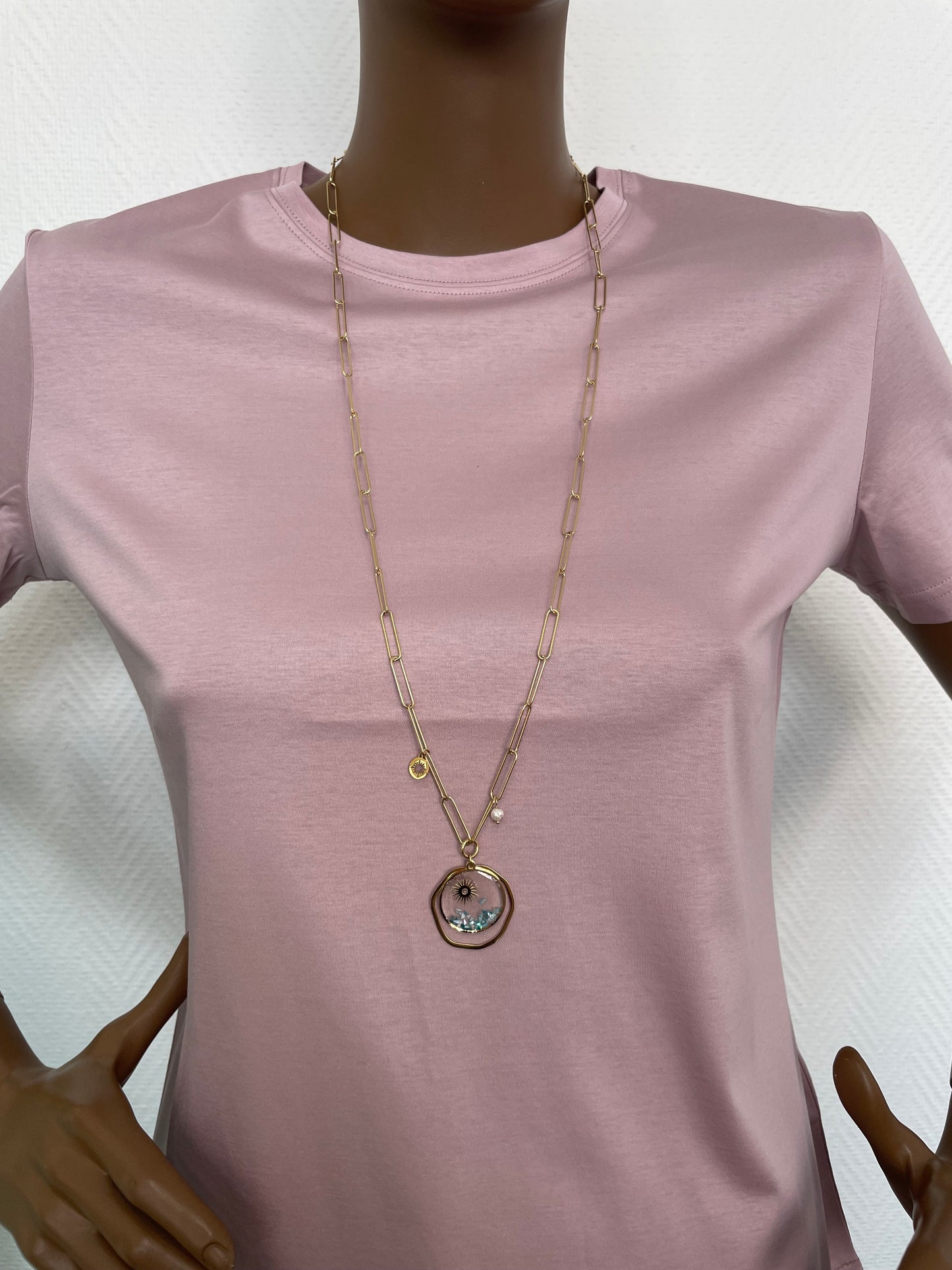 Collier sautoir avec pendant en verre et éclats de nacre teintée