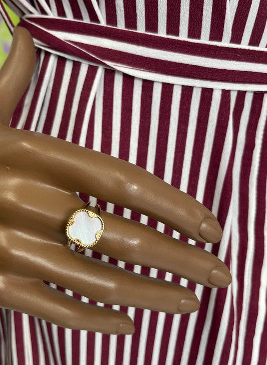 Bague dorée avec pierre carrée Nacre Blanche