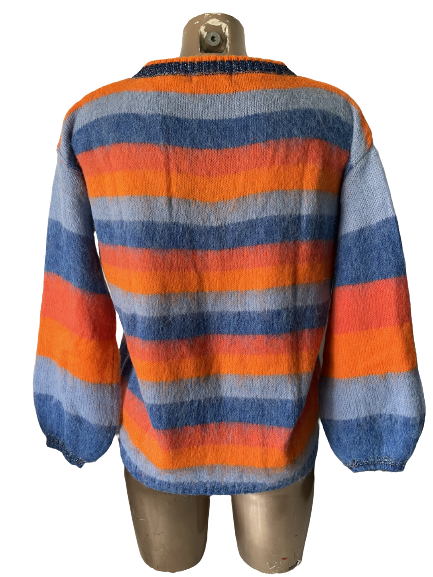 Pull à rayures bleues et oranges