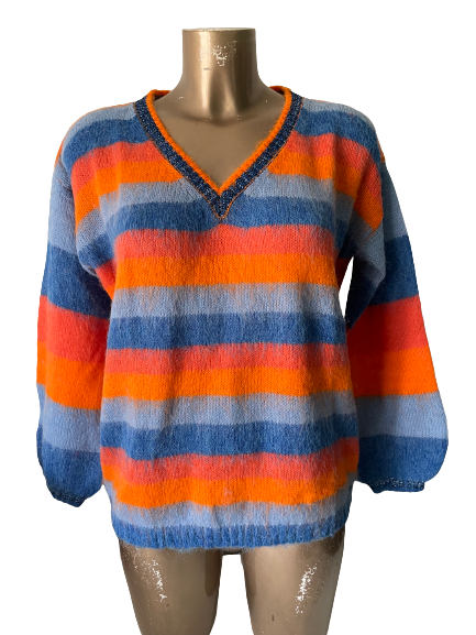 Pull à rayures bleues et oranges