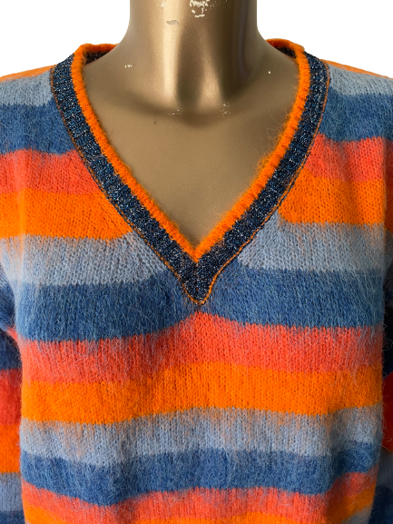 Pull à rayures bleues et oranges