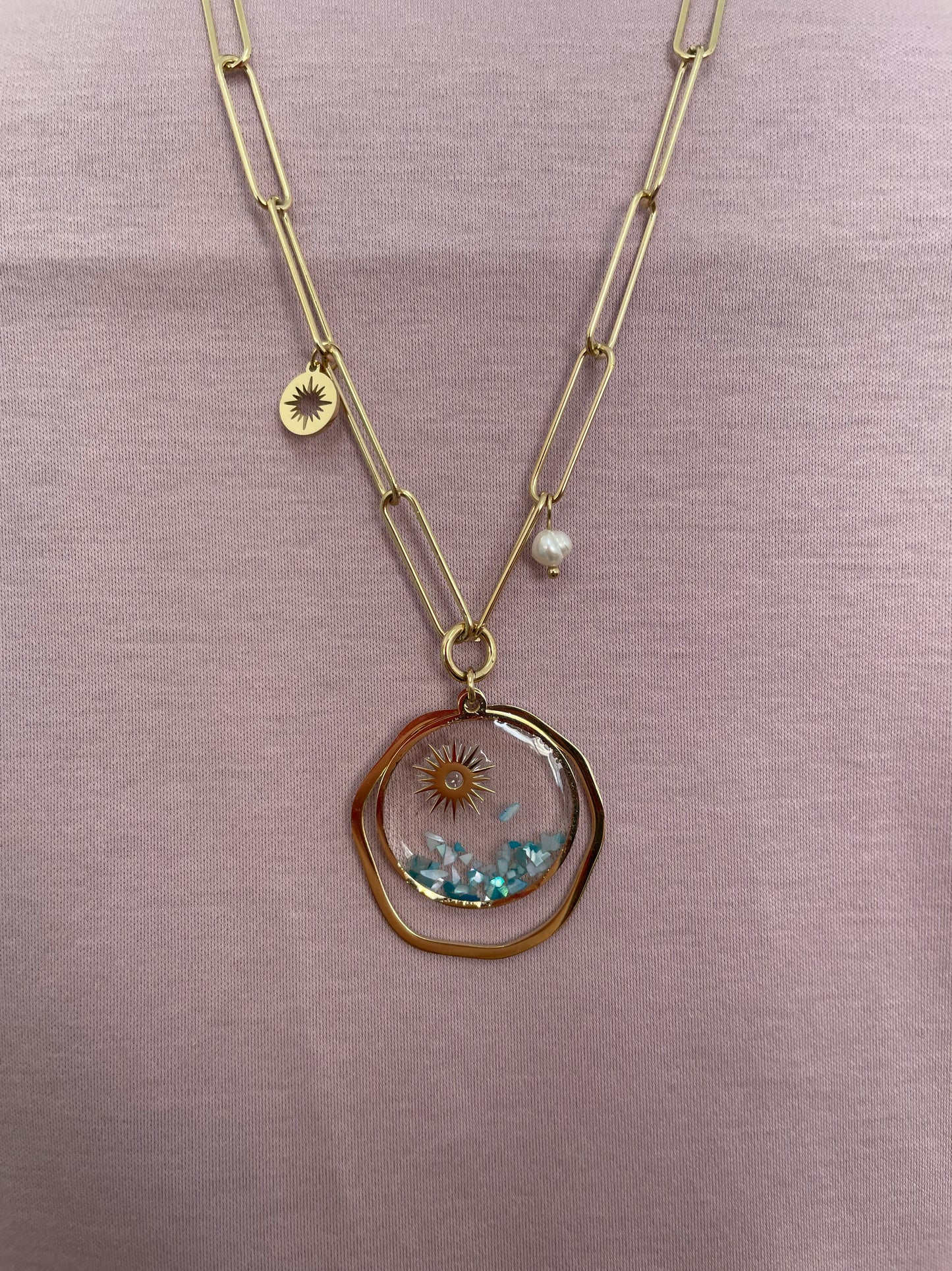 Collier sautoir avec pendant en verre et éclats de nacre teintée