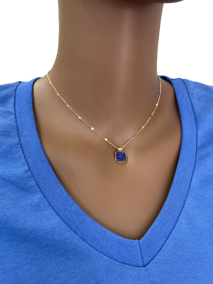 Collier avec pendentif carré en Lapis Lazuli