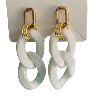 Boucles d’oreilles en plaqué or et gros maillons en acrylique blancs