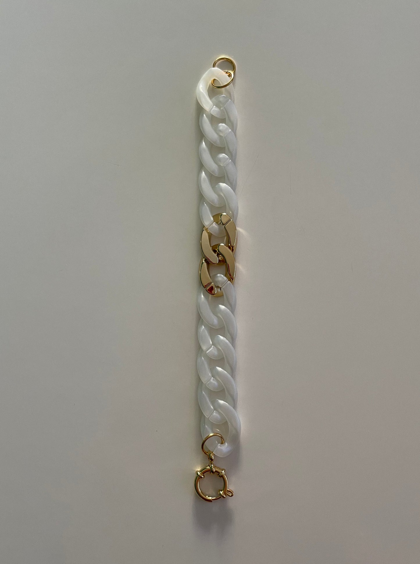 Bracelet tendance grosses mailles en acrylique et acier inoxydable modèle Blanc et doré